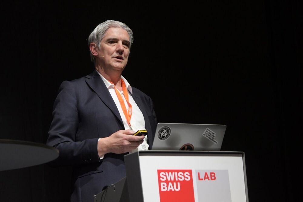 Stefan Cadosch, CEO keeValue AG, dipl. Arch ETH/SIA, erklärte in seinem Referat «Megatrends: Warum KI und ESG jetzt entscheidend sind», worauf in Zukunft beim Bauen besonders geachtet werden muss.